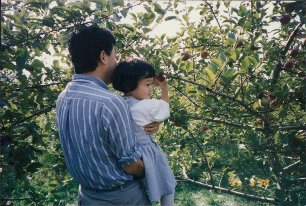 0150-Picking_apples_with_daddy_5